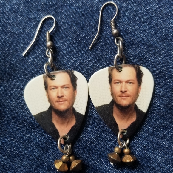 SOLD Blake Shelton guitar pick shaped earrings - Picture 2 of 4